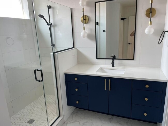 Building Photo - Nice 2-bed, 2-bath townhouse near Green La...
