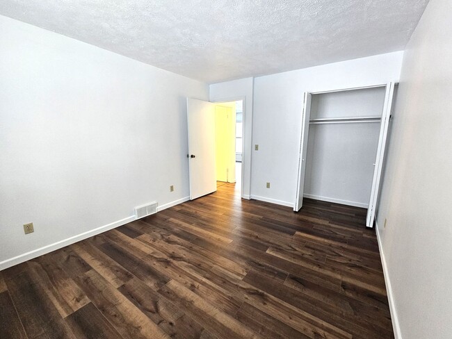 Building Photo - Completely Renovated 2 bedroom in the Holi...