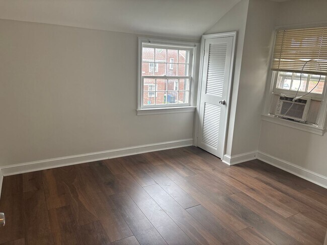 Building Photo - Cozy 3 Bedroom House, Yard-East End of Yor...