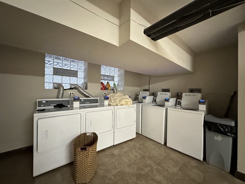 Building Photo - 4333 N Wolcott Ave