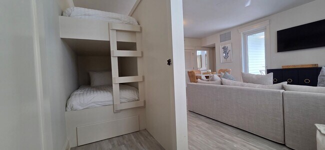 Building Photo - Recently remodeled condo near Baytown Wharf.