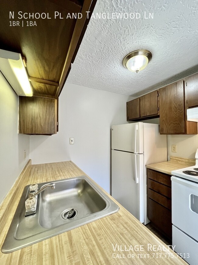 Building Photo - MOVE-IN READY! Top Floor! Roomy 1-Bed with...