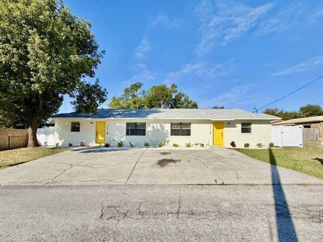 Building Photo - 5212 Peach Ave