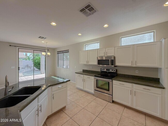 Building Photo - 203 W Cedar Dr