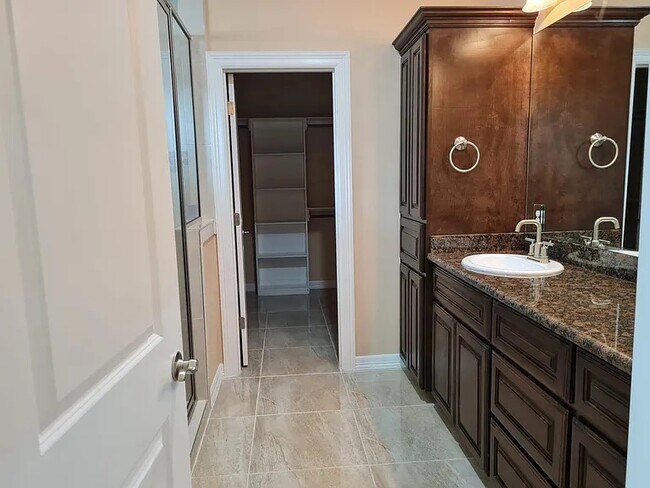 Building Photo - 1913 Ridgeway Cir