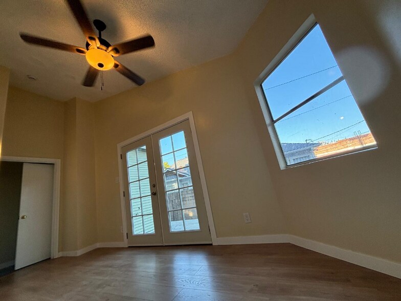 Building Photo - 526 W 49th St