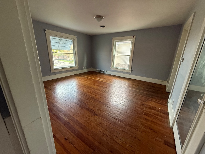 Building Photo - 227 1/2 N Main St