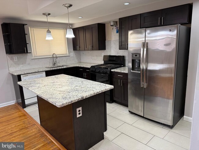 Building Photo - 9304 Lansford St