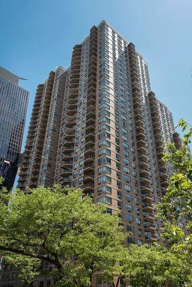 Building Photo - 606 1st Ave
