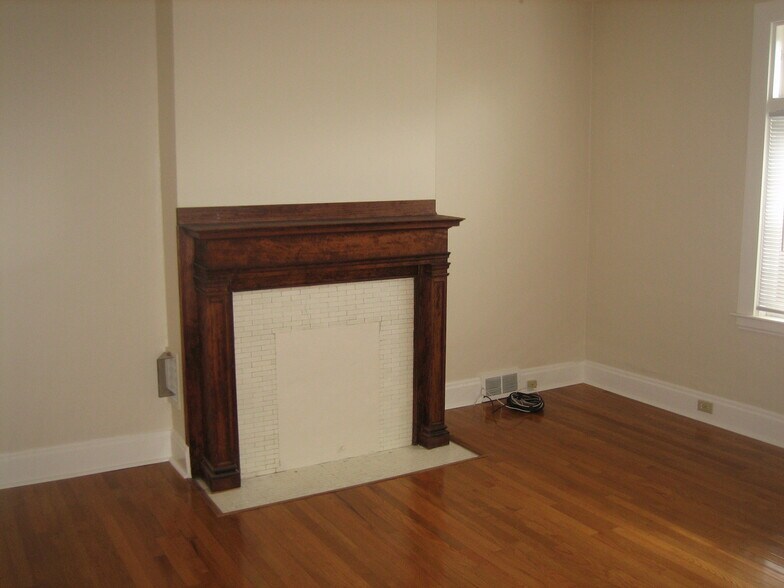 Building Photo - 142 S Bryant Ave