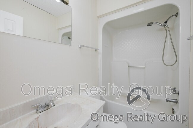 Building Photo - 1600 14th Ave E