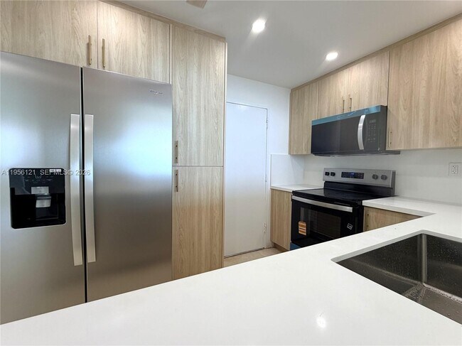 Building Photo - 5601 Collins Ave