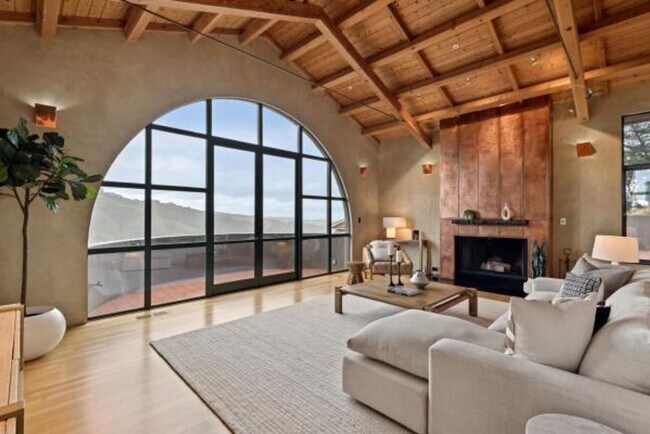 Building Photo - Luxury Living Above The Bay -- Iconic views!