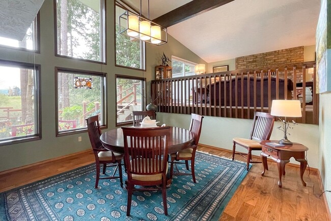 Building Photo - Fully Furnished Home