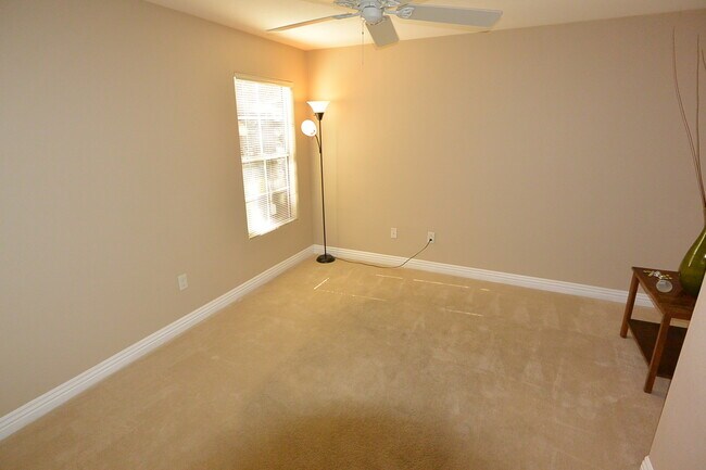 Building Photo - 1st Flr Condo 2 Bed W/Den - Gated Communit...