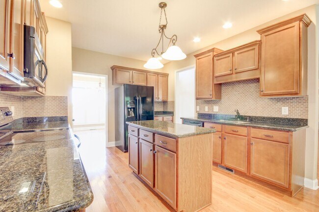 Building Photo - Four Bedroom with Bonus!