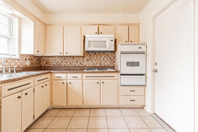 Building Photo - 3 Bed 1.5 Bath in Del City!