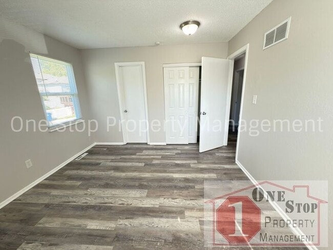 Building Photo - Beautiful 3 Bedroom 2 Bathroom Home in Blu...