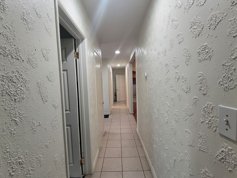 Building Photo - 10854 Marklein Ave