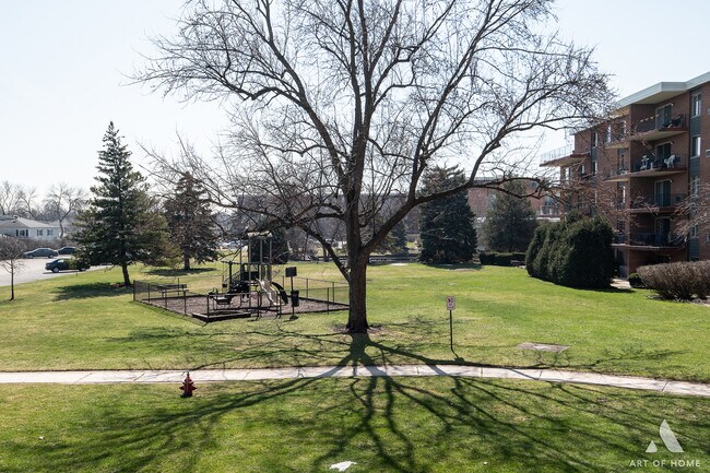 Building Photo - 18 E Old Willow Rd