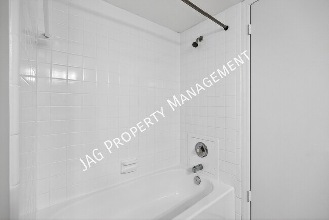 Building Photo - 482 Bentwood Ln