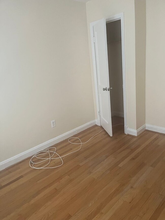 Building Photo - 3bed 1.5 Bathroom Townhome located 4353 Ro...