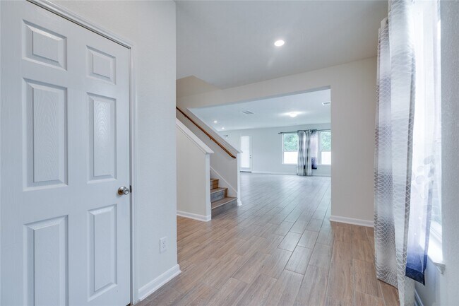 Building Photo - 2547 White Bluff Ln