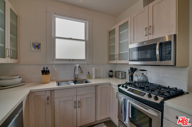 Building Photo - 808 Milwood Ave