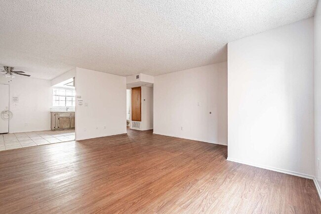 Building Photo - "Chic & Spacious 2-BR Gem in Covina: Modern Living with 2 Full Baths!"