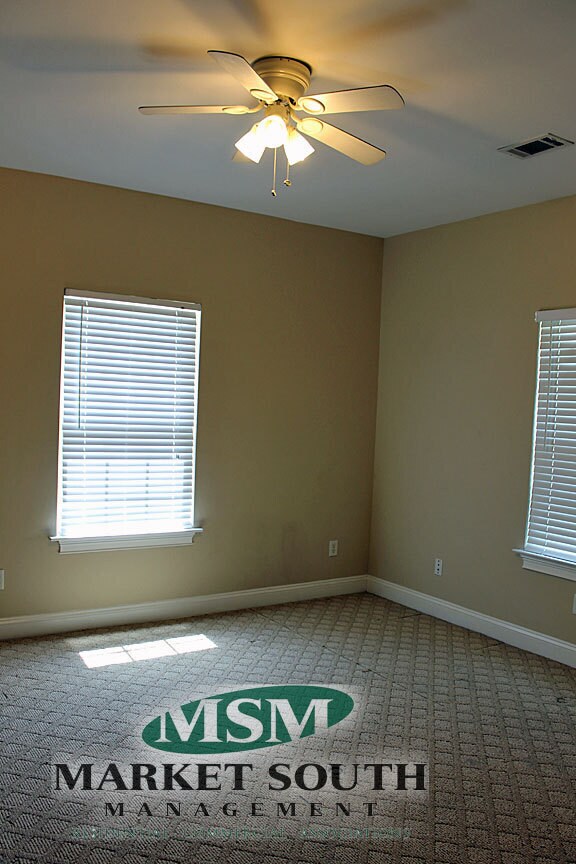 Building Photo - 116 Live Oak St