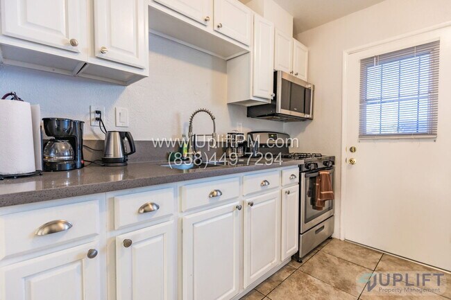 Building Photo - 4827 Castle Ave