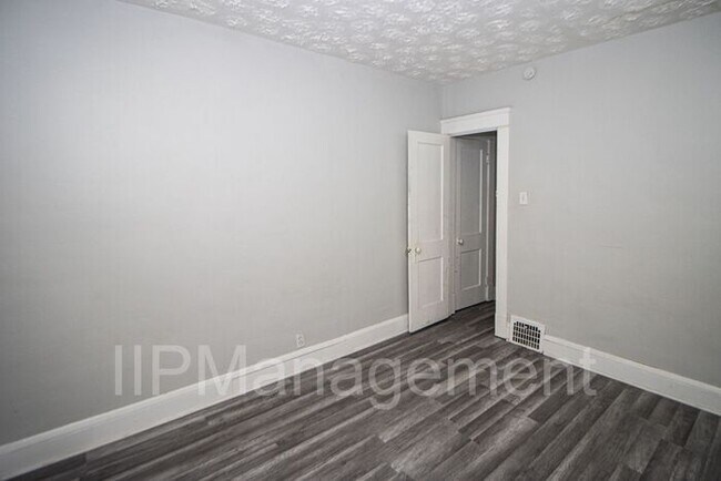 Building Photo - Newly Renovated 2 Bedroom Down Unit in Cle...