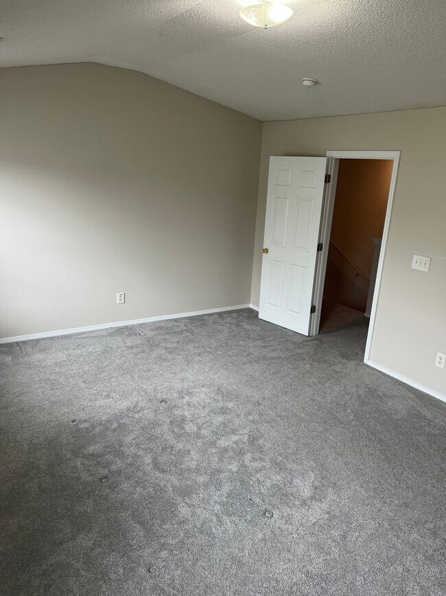 Building Photo - Spacious 3BR/3BA Townhome in Kiskadee Parke