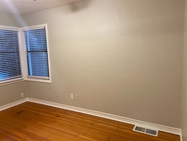 Building Photo - Wonderful Cottage 3 Blocks from Beaverton ...