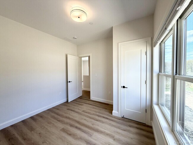 Building Photo - 905 Oakridge Cmns