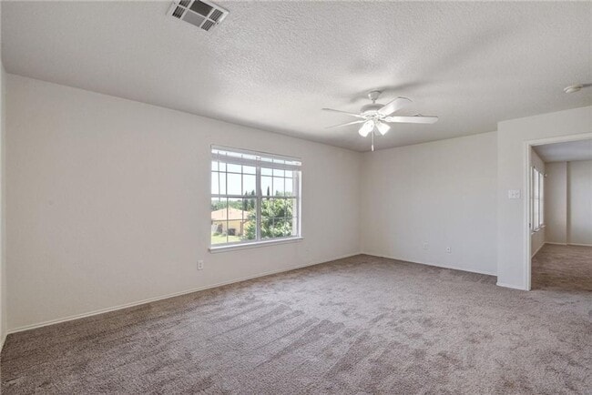 Building Photo - Large 4 Bedroom Home Near Major Conveniences