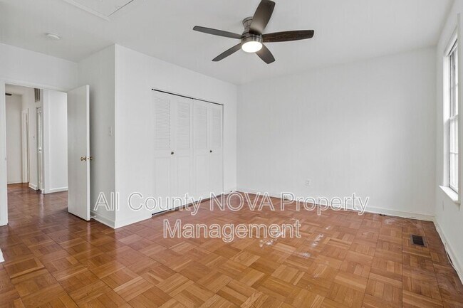 Building Photo - 123 E St SE