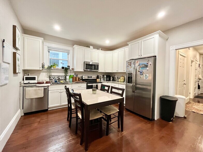 Primary Photo - 724 Parker St