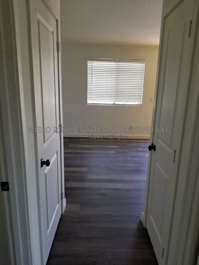Building Photo - 813 E Siesta Dr