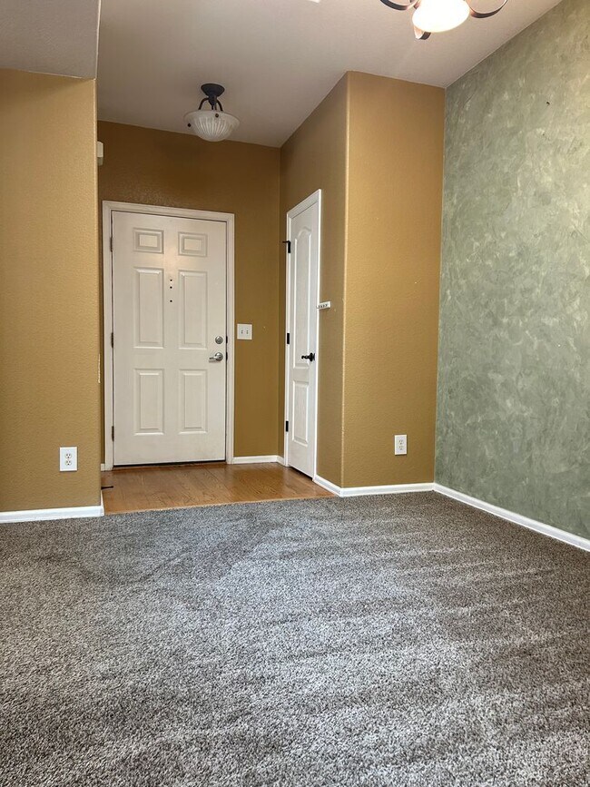 Building Photo - Charming 2 Bedroom 2 Bathroom Condominium in Mountain Shadows Area
