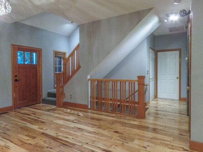 Building Photo - 4 Bedroom Home located in Summer Woods -La...