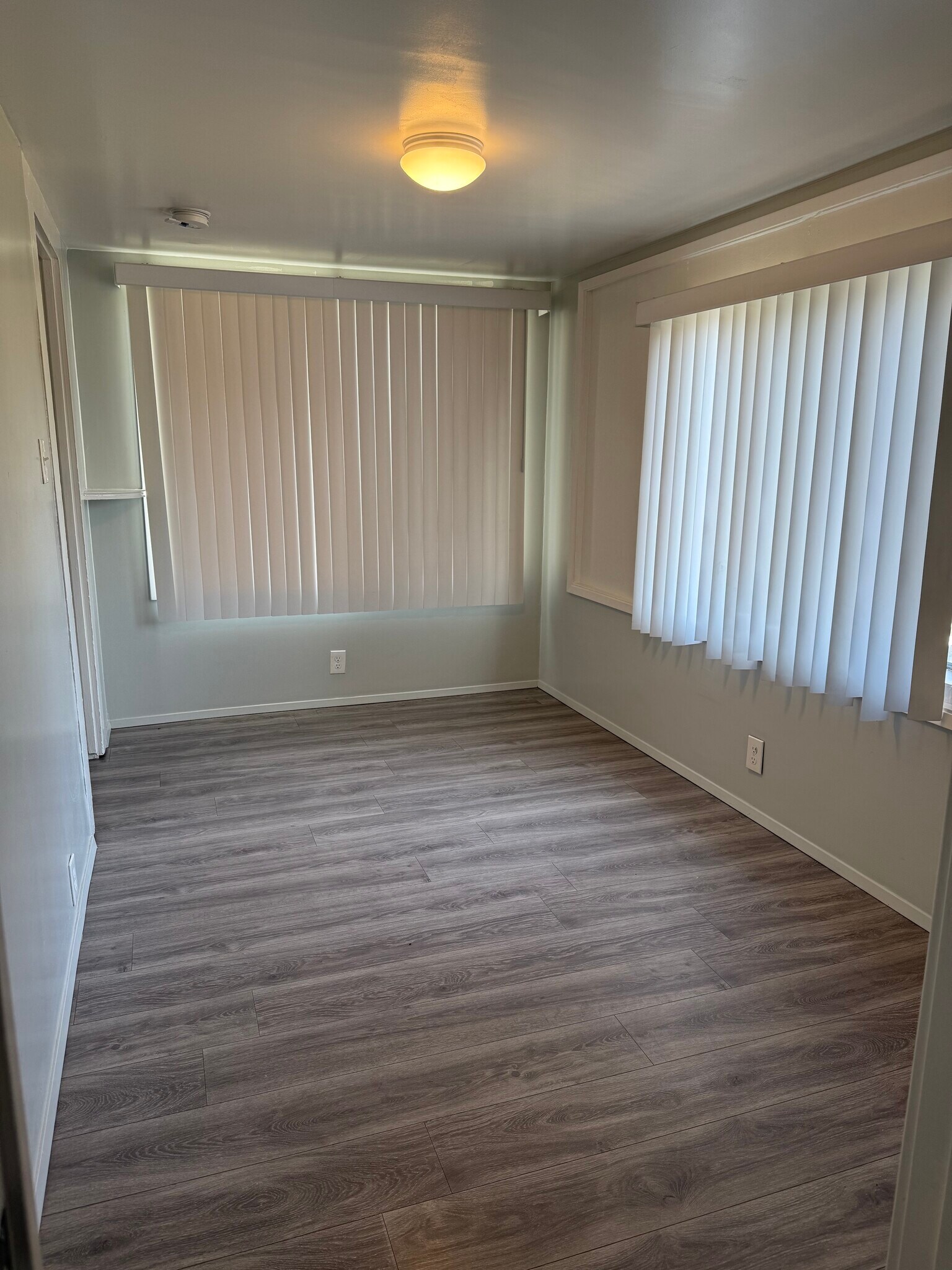 Building Photo - 2221 S Budlong Ave