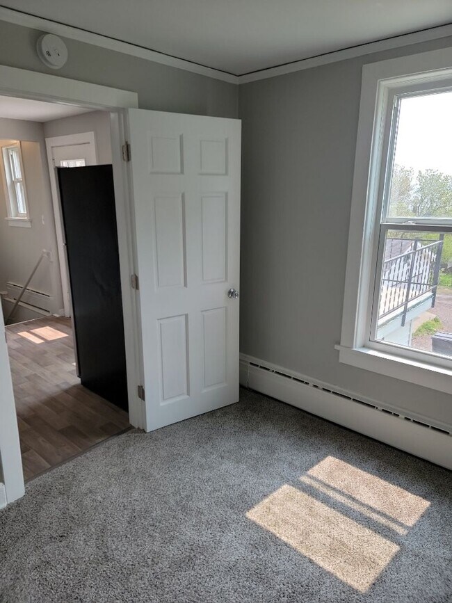 Building Photo - AVAILABLE JUNE 1st 2026 - Fantastic Newly ...