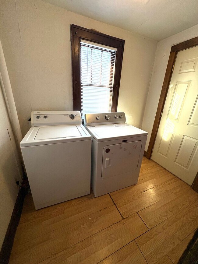 Building Photo - House- NW