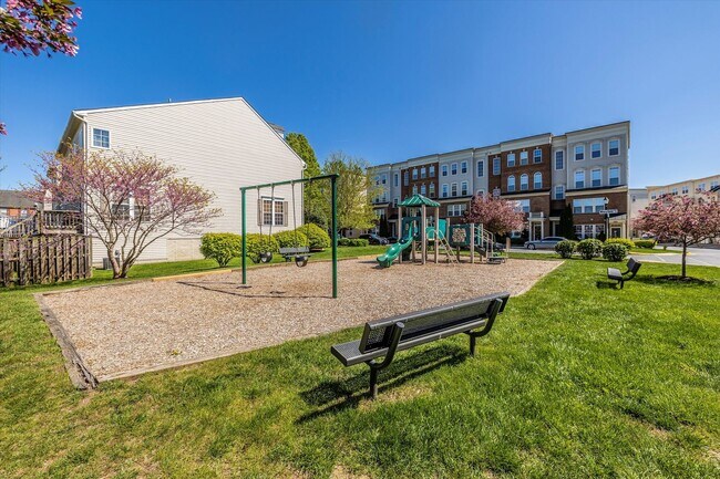 Building Photo - Desirable Two Level Condo For Lease - Not Pet Friendly