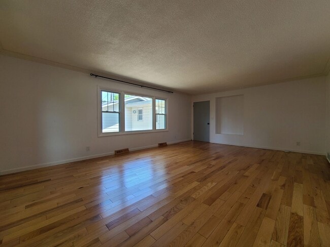 Building Photo - 3-bedroom, 2-bathroom home located in beau...