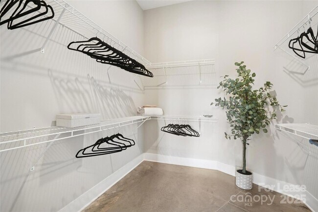 Building Photo - 110 Razades Wy