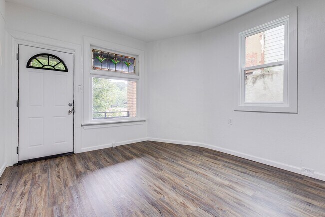 Building Photo - AVAILABLE August 2026 - Fully Renovated Mount Washington Charmer with Historic Details & Modern U...