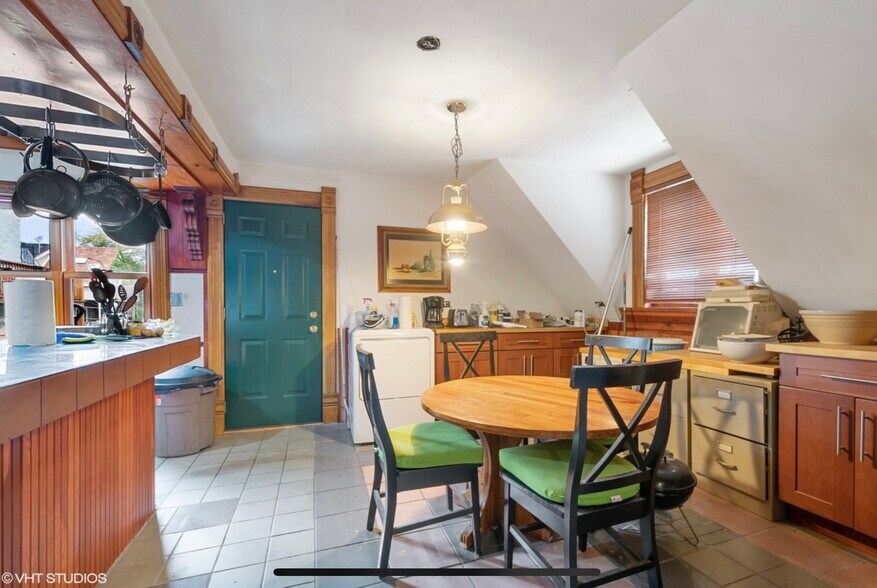 Building Photo - 1046 W Barry Ave