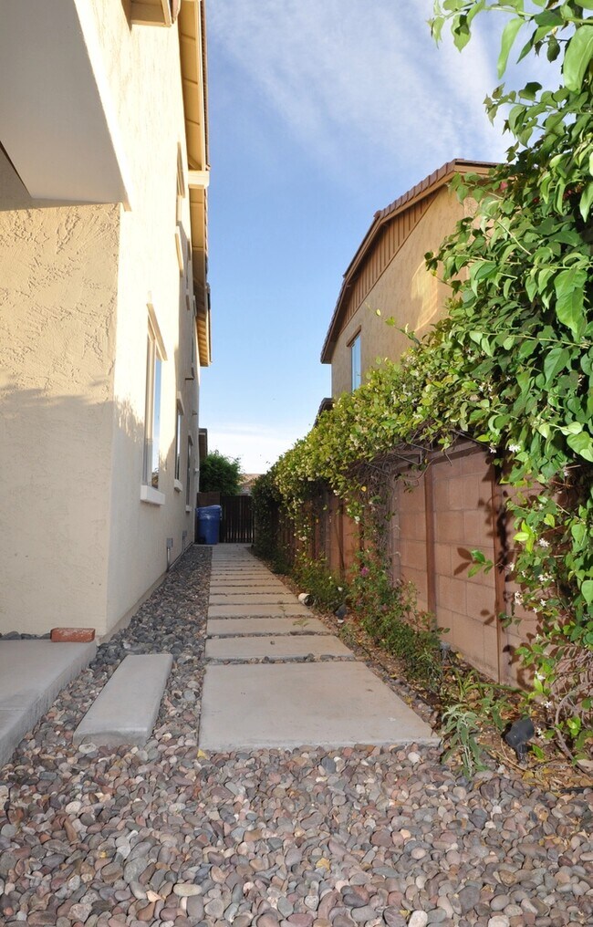 Building Photo - Stunning 5bed/3bath 2771 sq/ft Gilbert Home!